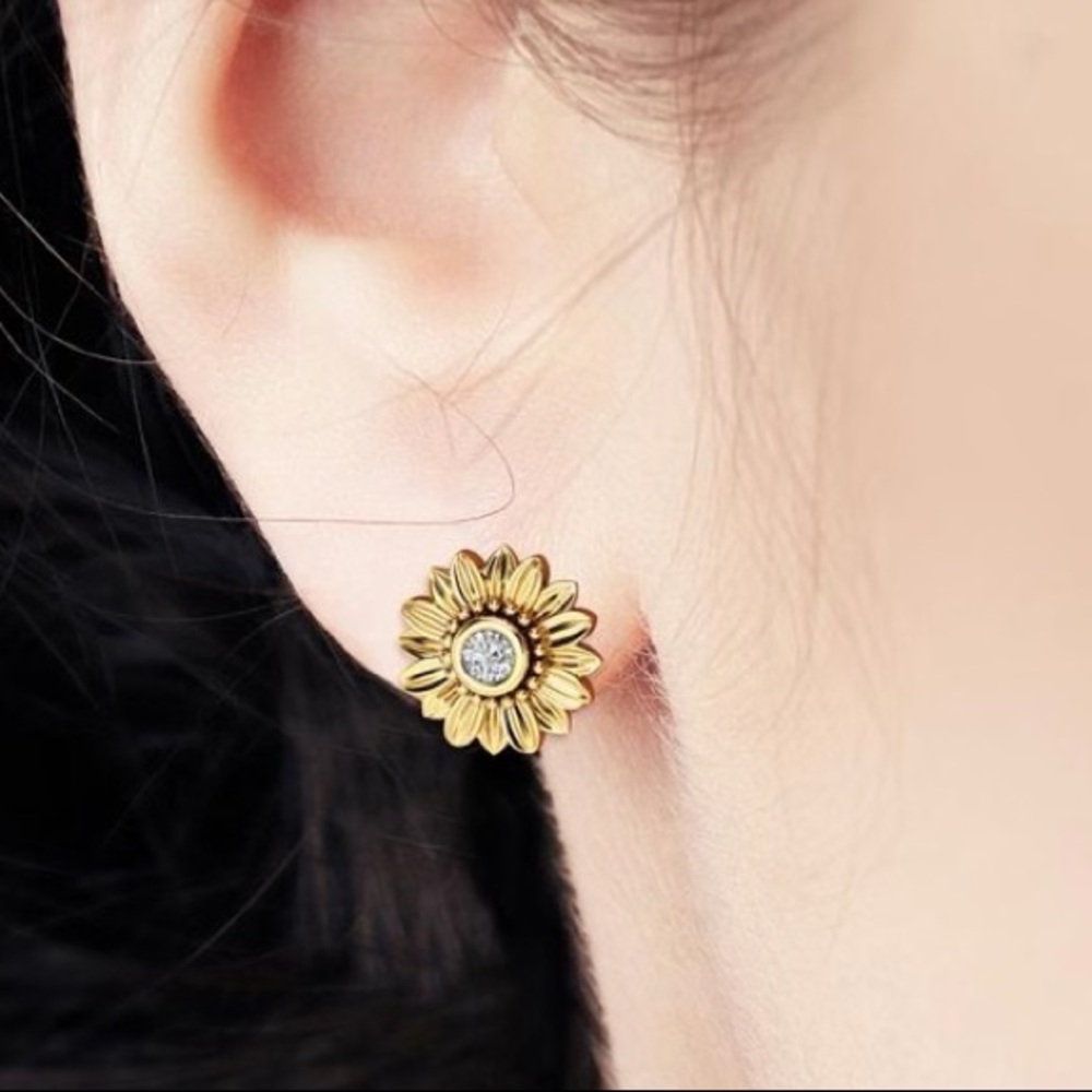 NWOT 18K yellow gold plated sunflower 🌻 earrings - Picture 1 of 4